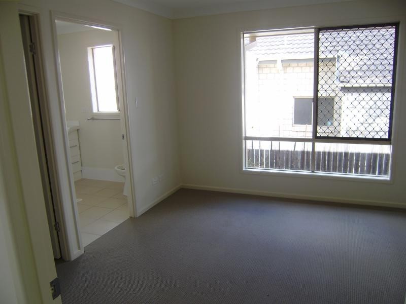 2 Dulcie Cl, Springfield Lakes QLD 4300