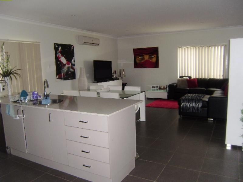 21 Ovals  Tce, Springfield Lakes QLD 4300