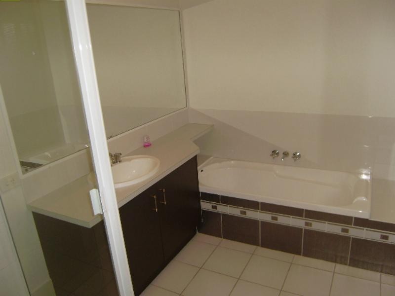 10 Ash Ave, Springfield Lakes QLD 4300
