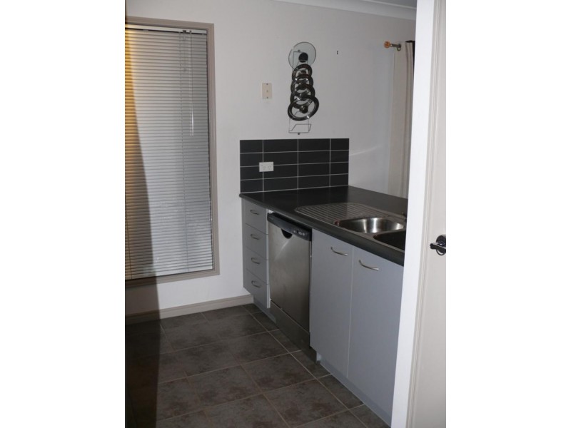 52 Creekside Dr, Springfield Lakes QLD 4300