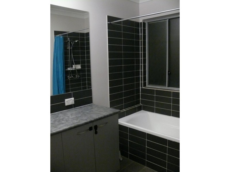 52 Creekside  Dr, Springfield Lakes QLD 4300