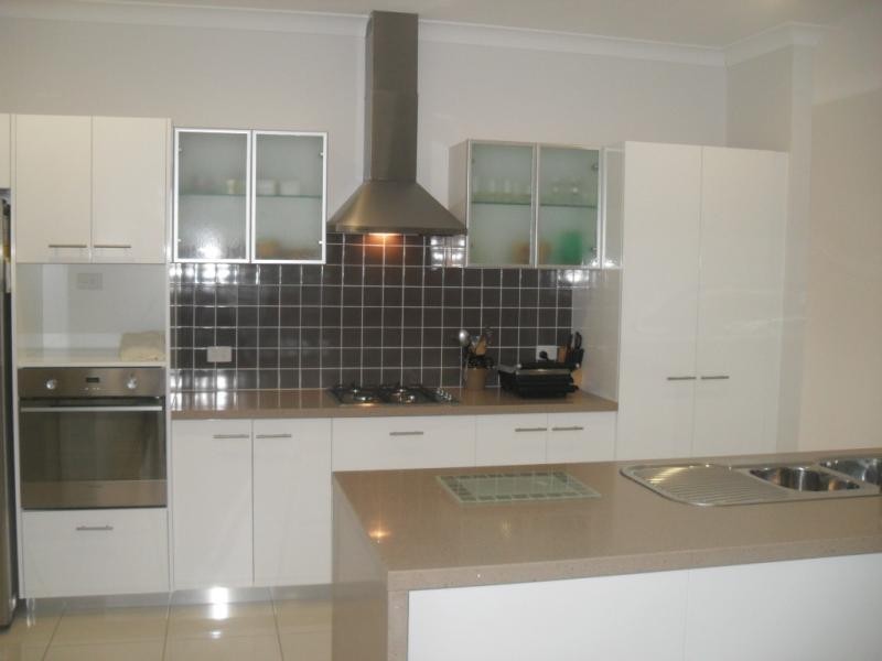 8 Shallow Bay Dr, Springfield Lakes QLD 4300