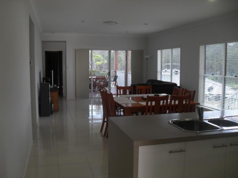 8 Shallow Bay Dr, Springfield Lakes QLD 4300