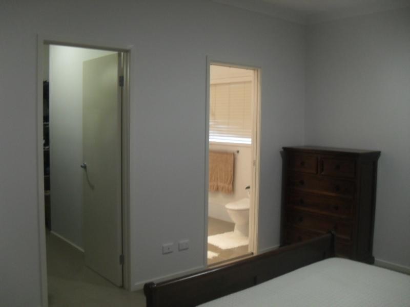 8 Shallow Bay Dr, Springfield Lakes QLD 4300