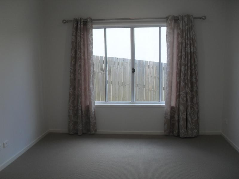 8 Shallow Bay Dr, Springfield Lakes QLD 4300