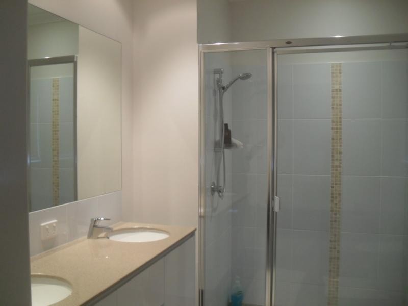 8 Shallow Bay Dr, Springfield Lakes QLD 4300