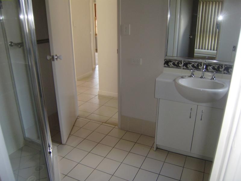 63 Creekside  Dr, Springfield Lakes QLD 4300