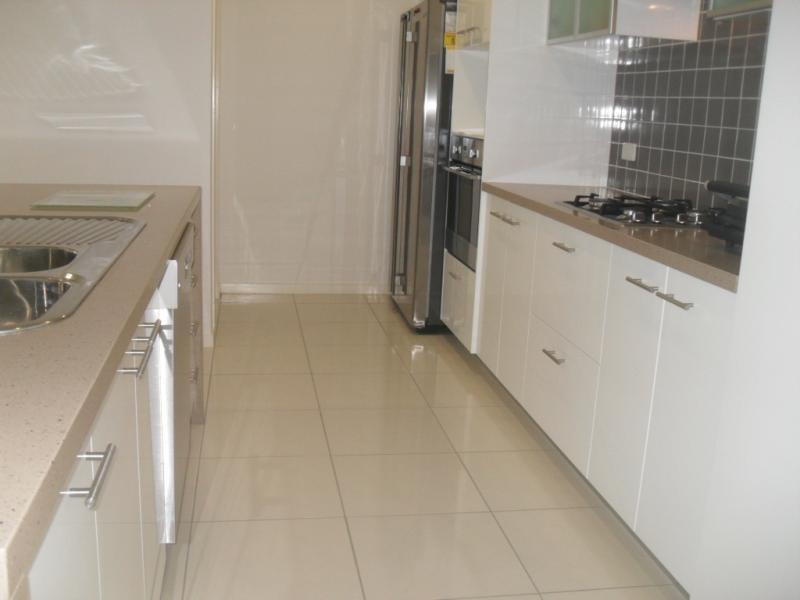 8 Shallow Bay Dr, Springfield Lakes QLD 4300