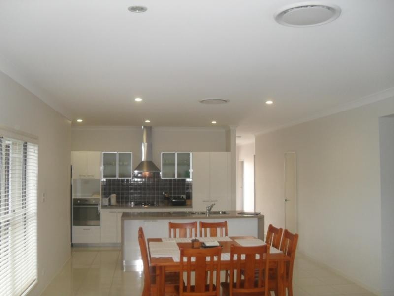 8 Shallow Bay Dr, Springfield Lakes QLD 4300