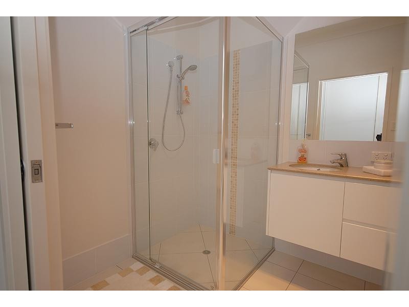 8 Shallow Bay Dr, Springfield Lakes QLD 4300