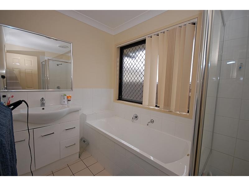 15 Oak Leaf  St, Springfield Lakes QLD 4300