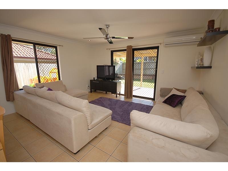 15 Berkshire Pl, Springfield Lakes QLD 4300