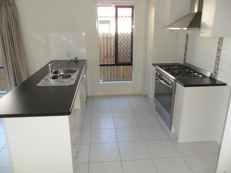 42 Lindeman  St, Springfield Lakes QLD 4300