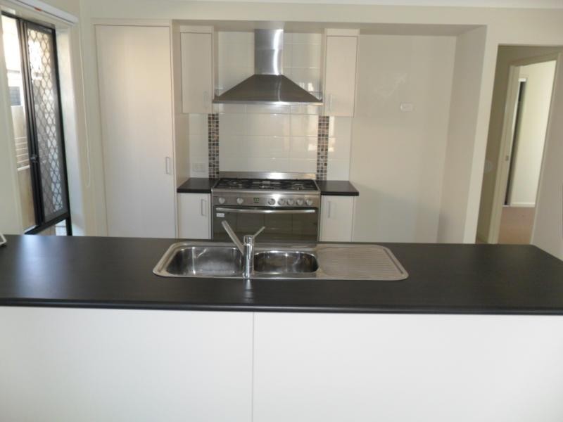 42 Lindeman  St, Springfield Lakes QLD 4300