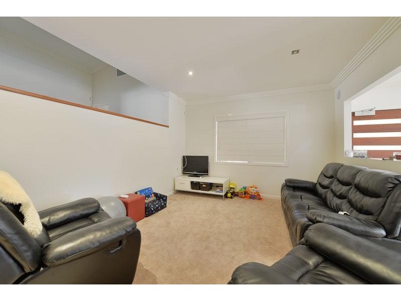 8 Eugene St, Bellbird Park QLD 4300
