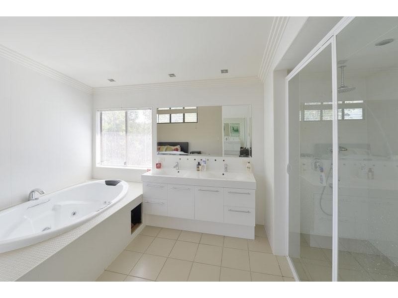 8 Eugene St, Bellbird Park QLD 4300