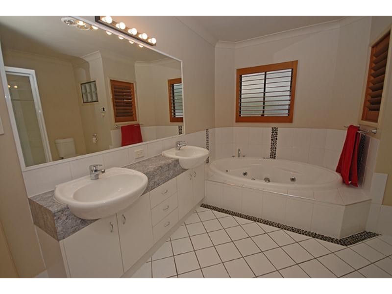 10 Myrtle Cres, Brookwater QLD 4300