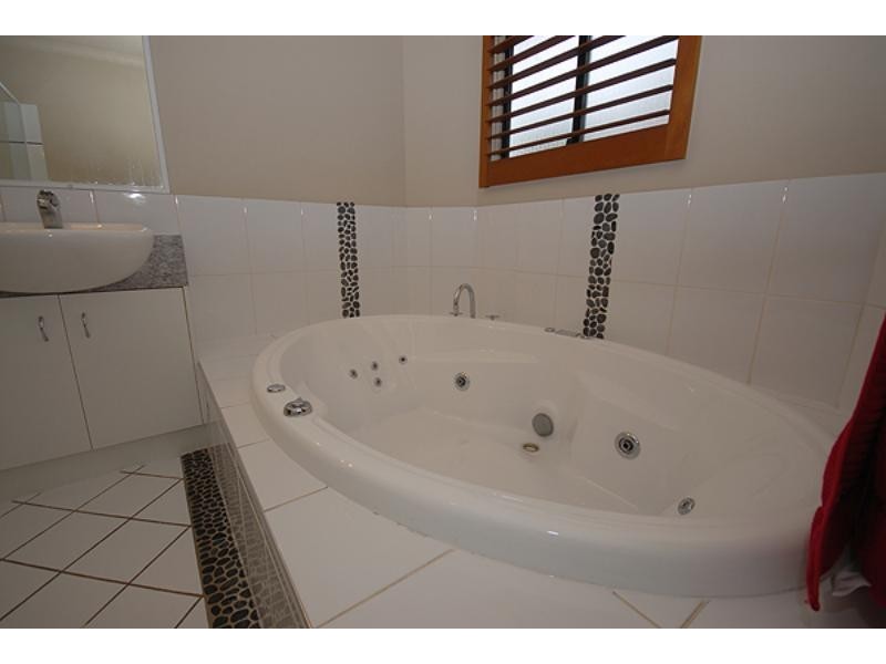 10 Myrtle Cres, Brookwater QLD 4300