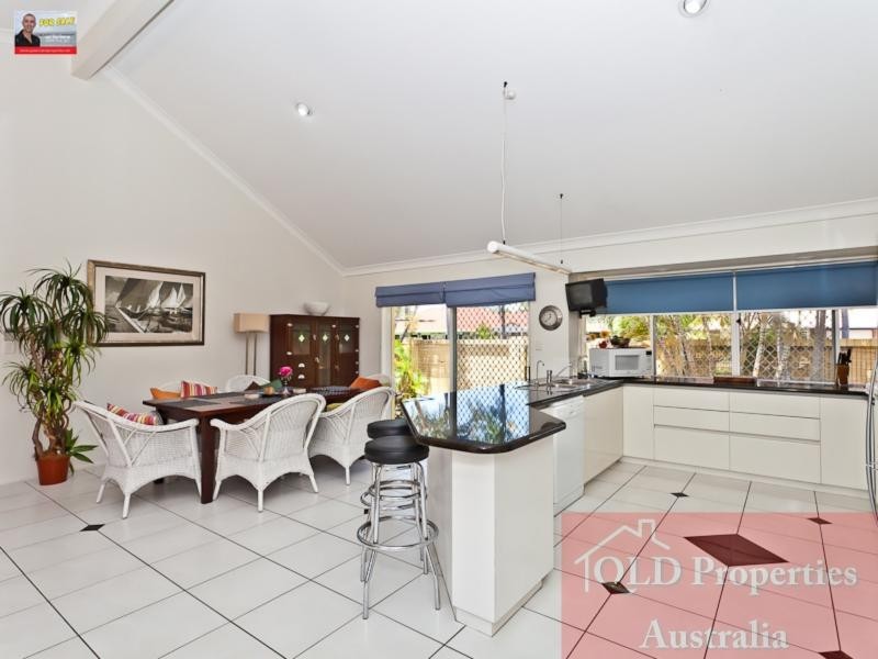 2 enterprise Ct, Scarborough QLD 4020