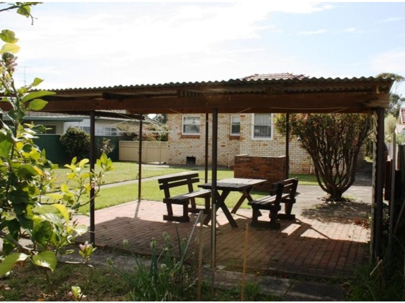 16  Albert  St, Woonona NSW 2517