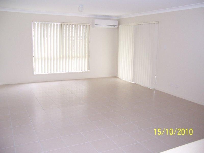 8 Newhaven St, Marsden QLD 4132