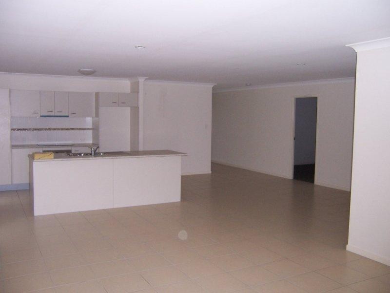 16 Saltram Ave, Holmview QLD 4207