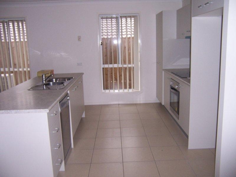 16 Saltram Ave, Holmview QLD 4207