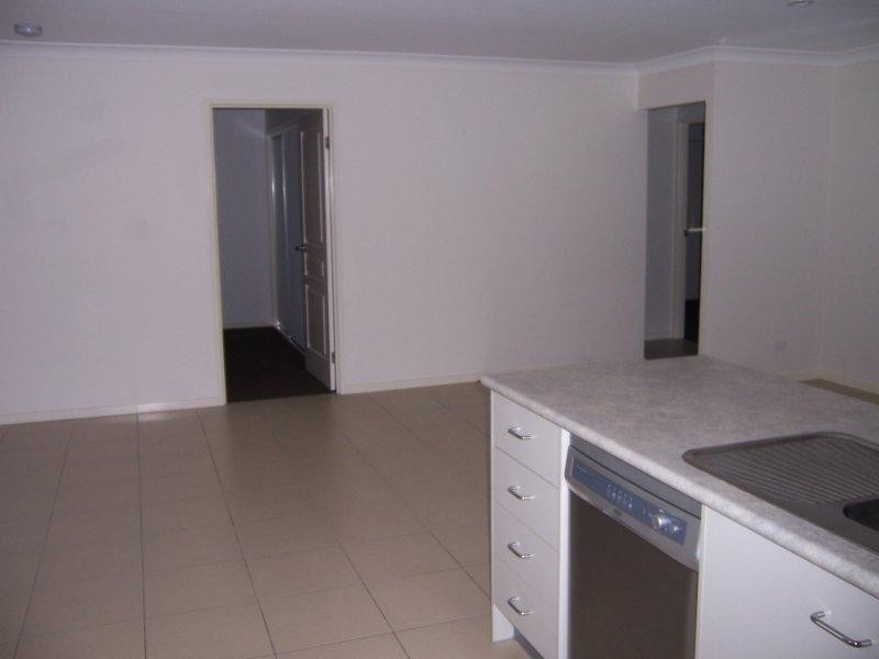 16 Saltram Ave, Holmview QLD 4207