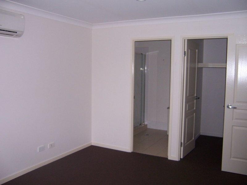 16 Saltram Ave, Holmview QLD 4207