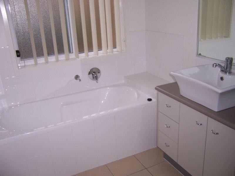 16 Saltram Ave, Holmview QLD 4207