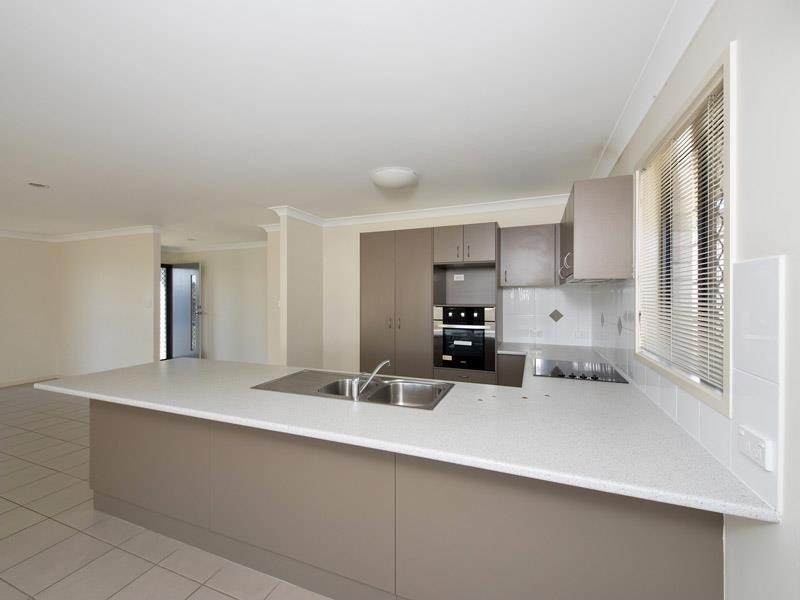 2 Ladbroke St, Wakerley QLD 4154