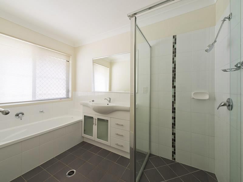 2 Ladbroke St, Wakerley QLD 4154