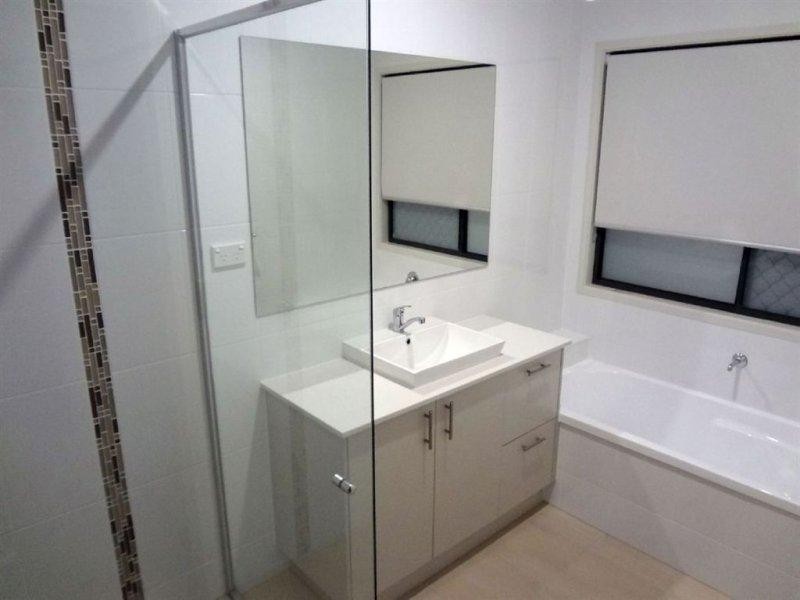 27 Galley Rd, Hope Island QLD 4212