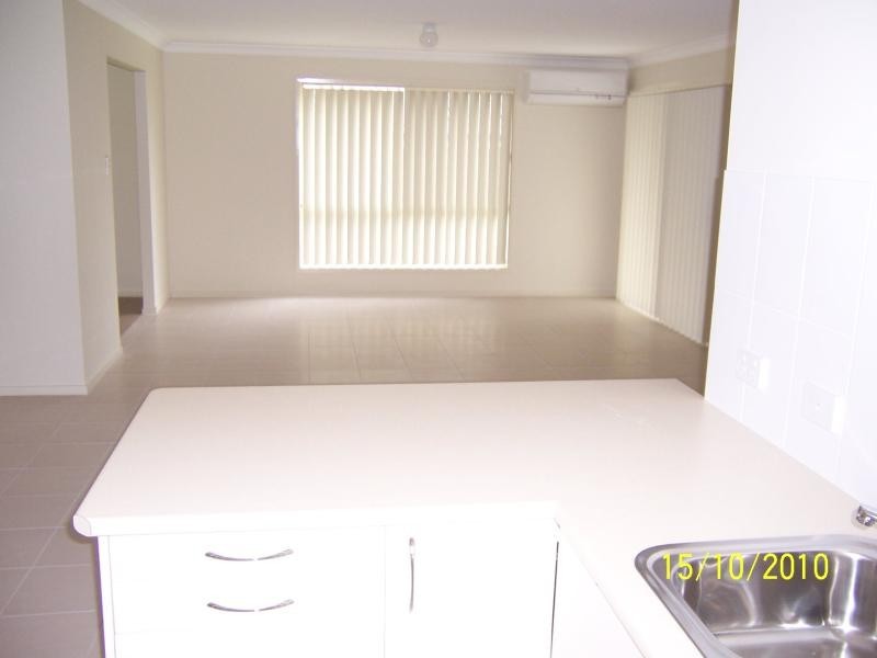 8 Newhaven St, Marsden QLD 4132