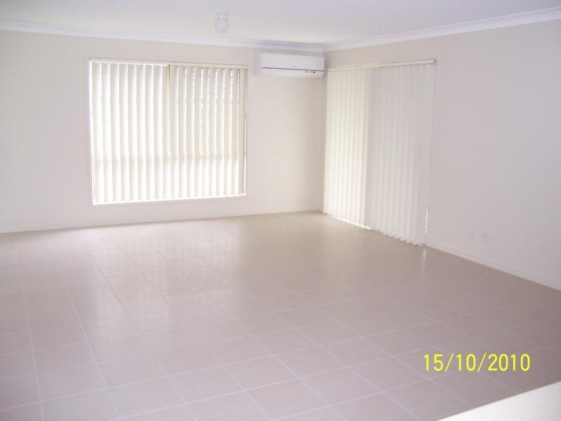 8 Newhaven St, Marsden QLD 4132