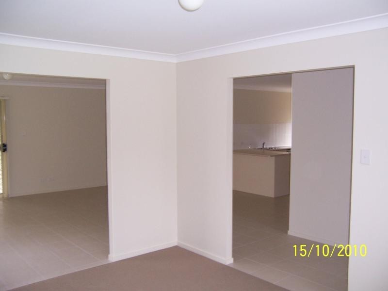 8 Newhaven St, Marsden QLD 4132