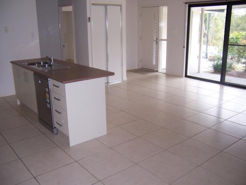 2/2 Stoneleigh Way, Holmview QLD 4207