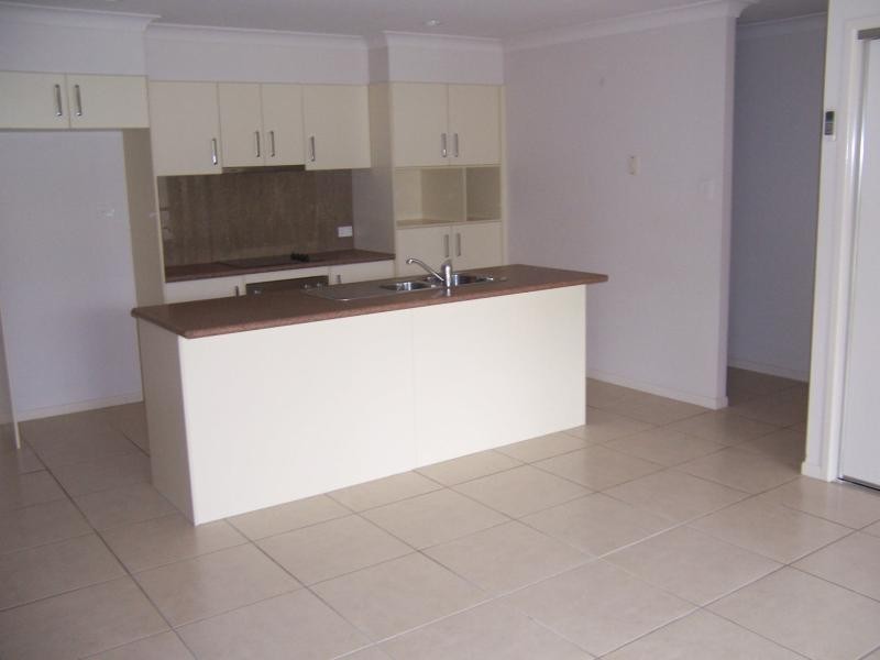 2/2 Stoneleigh Way, Holmview QLD 4207