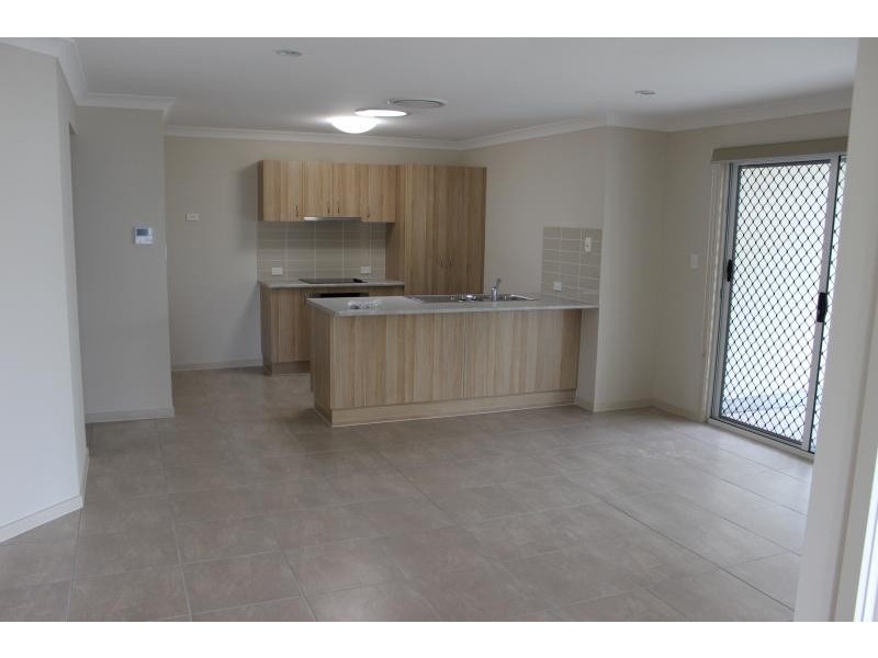 33 Foxwood Cct, Wakerley QLD 4154