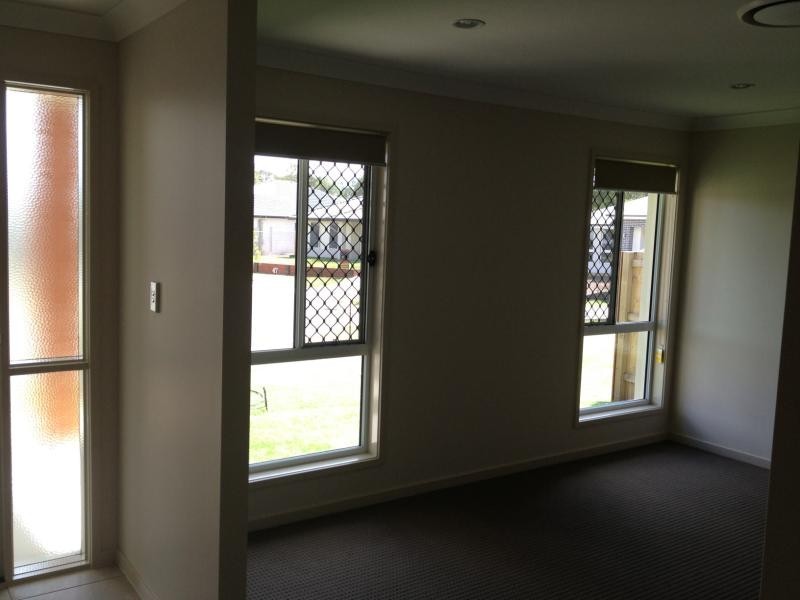 33 Foxwood Cct, Wakerley QLD 4154