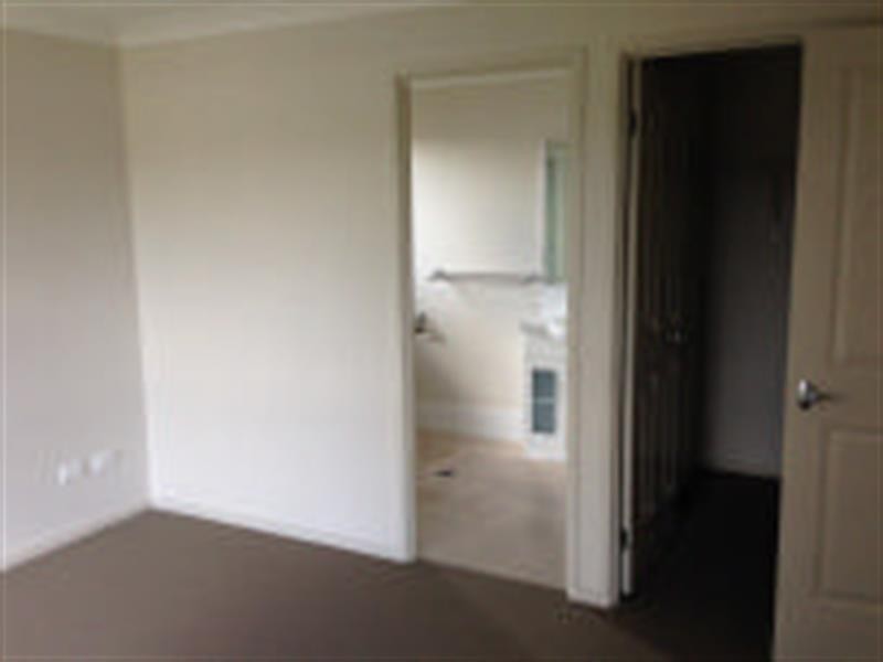 18 Ravensbourne St, Waterford QLD 4133