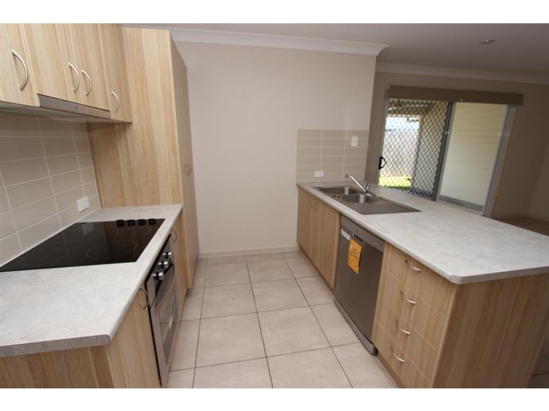 33 Foxwood Cct, Wakerley QLD 4154