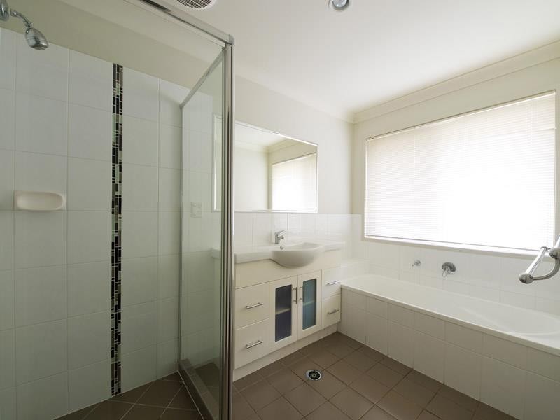27 Daryl Reinhardt St, Redbank Plains QLD 4301