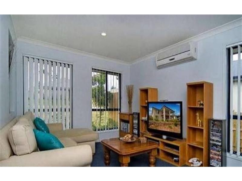 6 Matthews Cres, Pimpama QLD 4209