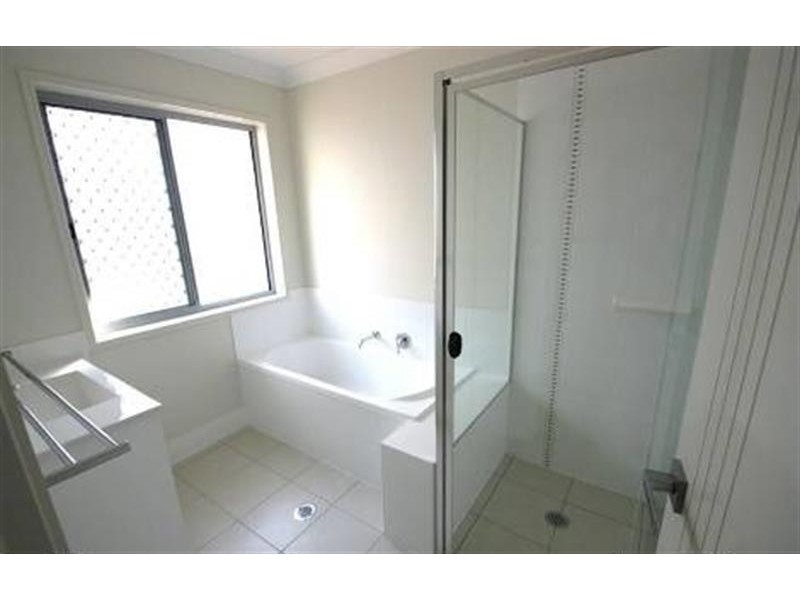 8 Paradise Dr, Coomera QLD 4209