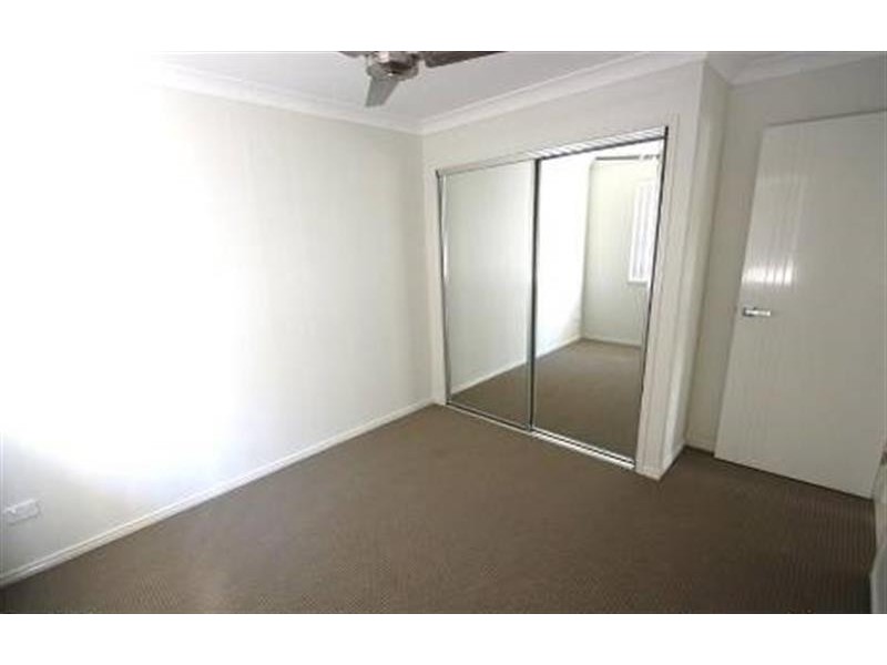 8 Paradise Dr, Coomera QLD 4209