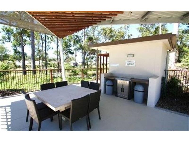 8 Paradise Dr, Coomera QLD 4209