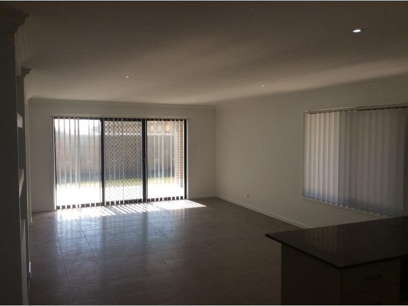 18 Willow Rise Dr, Waterford QLD 4133