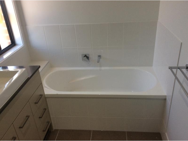 18 Willow Rise Dr, Waterford QLD 4133