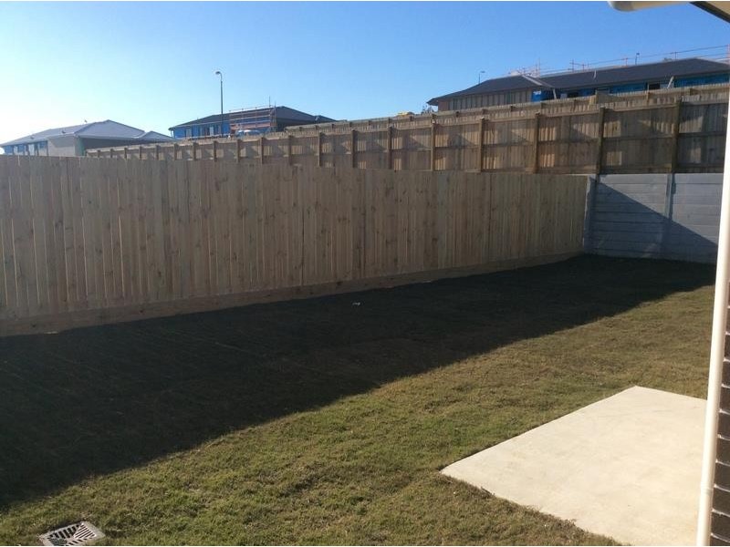 18 Willow Rise Dr, Waterford QLD 4133